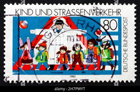 DEUTSCHLAND - UM 1983: Eine in Deutschland gedruckte Marke zeigt Kinder und Straßenverkehrssicherheit, um 1983 Stockfoto