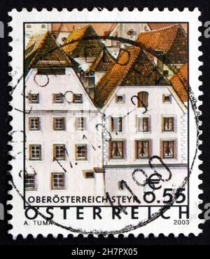 ÖSTERREICH - UM 2003: Eine in Österreich gedruckte Briefmarke zeigt Häuser, Steyr, österreichische Szene, um 2003 Stockfoto