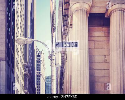Farblich getöntes Bild des Wall Street-Schildes auf einem Lampenpfosten, selektiver Fokus, New York City, USA. Stockfoto
