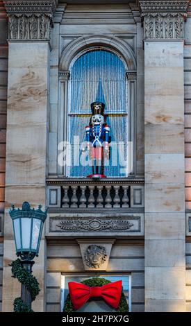 Nussknacker Soldat Weihnachtsdekoration auf Fensterbank, The Dome Georgian Building, Edinburgh, Schottland, Großbritannien Stockfoto