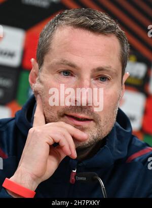 24. November 2021, Hessen, Frankfurt/Main: Trainer Brian Priske nimmt an der Pressekonferenz von Royal Antwerp im Vorfeld des Europa-League-Spiels gegen Eintracht Frankfurt Teil. Foto: Arne Dedert/dpa Stockfoto