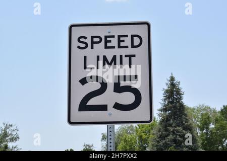 Tempolimit 25 Zeichen im ländlichen Amerika. Stockfoto