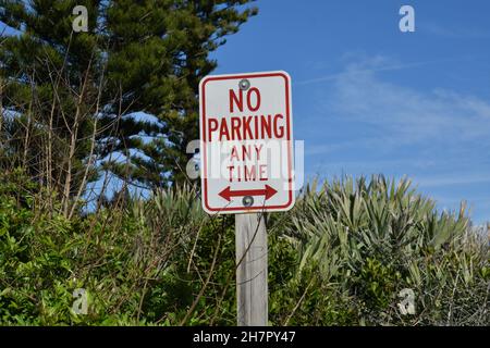 Ein Schild ohne Parkplatz, das an einem Holzpfosten angebracht ist. Stockfoto