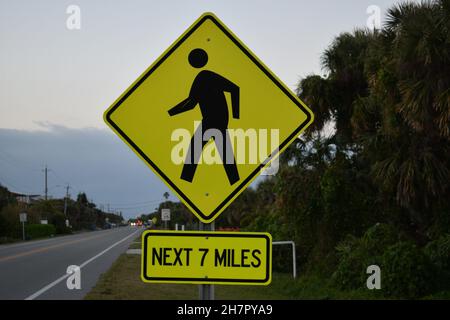 Ein Straßenschild warnt vor Passanten. Stockfoto