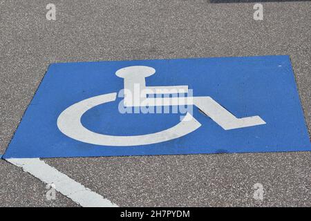 Ein Symbol kennzeichnet den Behindertenparkplatz. Stockfoto