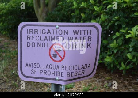 Ein Schild warnt in zwei Sprachen davor, das Wasser zu trinken. Stockfoto