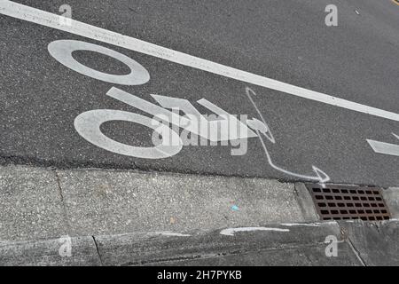 Ein Bild eines Radfahrers zeigt eine Fahrradspur an. Stockfoto