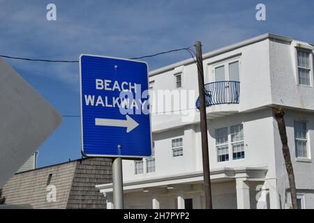 Ein Schild weist auf den Weg zum Strand. Stockfoto