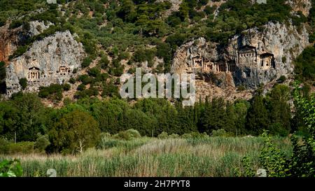 Königsgräber in der antiken Stadt Kaunos. Dalyan in der Nähe des Strandes von Iztuzu, dem Laichgebiet von Caretta Caretta. Caunos und Lykien alte Stadt. Stockfoto