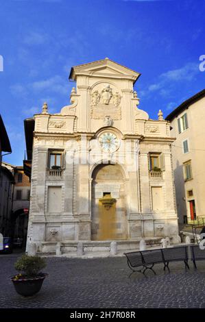 Spoleto - Umbrien - Italien - Brunnen auf der Piazza del Mercato, erbaut 1748. Stockfoto