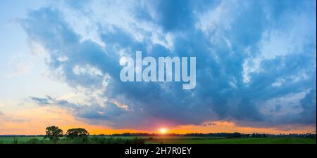 Panorama der ländlichen Landschaft, Himmel in dunklen Wolken dramatischen hellen Sonnenuntergang Stockfoto