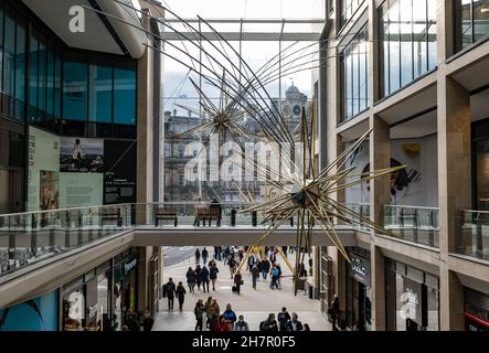 Innenansicht des neuen Einkaufszentrums im St James Quarter mit Weihnachtsstern, Edinburgh, Schottland, Großbritannien Stockfoto
