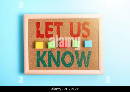 Textunterschrift präsentiert Lassen Sie es uns wissen. Geschäftskonzept, um einen individuellen Eindruck von ehrlichem Interesse zu machen oder zu ermöglichen Stack of Sample Cube rechteckig Stockfoto