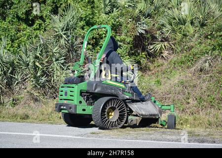 Ein Mann mäht Gras mit einer Maschine. Stockfoto
