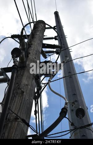 Nahaufnahme mehrerer Gadgets auf Versorgungsmasten im ländlichen Amerika. Stockfoto