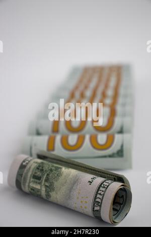 100 Dollar in Rollen Nahaufnahme. Geldhintergrund. Amerikanisches Geld. Stockfoto