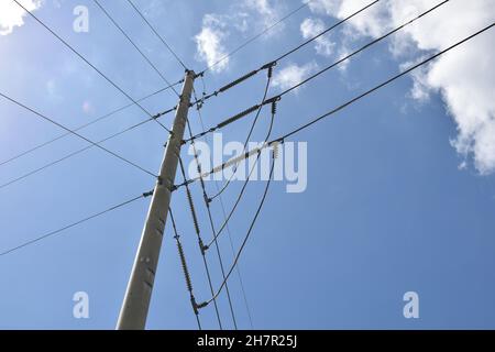 Ein Strommast hält mehrere Hochspannungsleitungen. Stockfoto