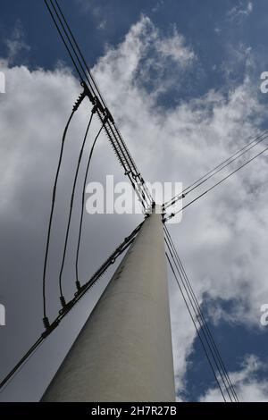 Blick von unten auf einen Hochspannungsmast. Stockfoto