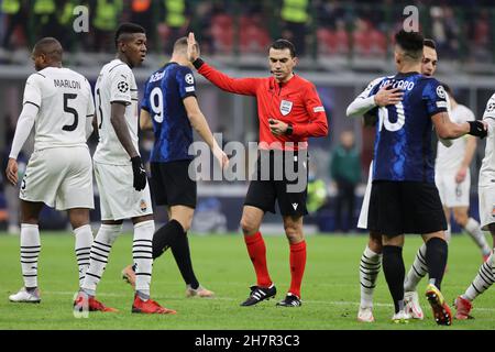 Mailand, Italien. 24th. November 2021. Schiedsrichter Ovidiu Hategan in Aktion während der UEFA Champions League 2021/22 Gruppenphase - Gruppe D Fußballspiel zwischen FC Internazionale und FC Shakhtar Donetsk im Giuseppe Meazza Stadium, Mailand, Italien am 24. November 2021 Quelle: Independent Photo Agency/Alamy Live News Stockfoto