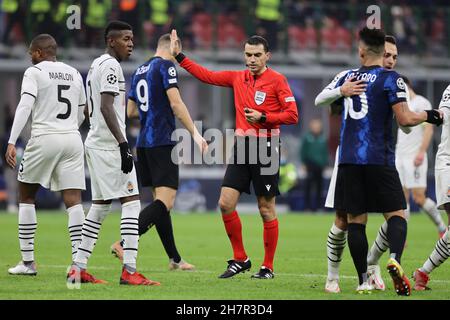 Mailand, Italien. 24th. November 2021. Schiedsrichter Ovidiu Hategan in Aktion während der UEFA Champions League 2021/22 Gruppenphase - Gruppe D Fußballspiel zwischen FC Internazionale und FC Shakhtar Donetsk im Giuseppe Meazza Stadium, Mailand, Italien am 24. November 2021 Quelle: Live Media Publishing Group/Alamy Live News Stockfoto