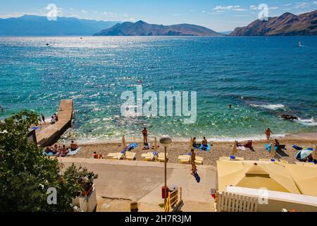 Baska, Kroatien - 4th. September 2021. Einheimische und Touristen genießen den Stadtstrand im Spätsommer in Baska, Insel Krk, in der Gespanschaft Primorje-Gorski Kotar Stockfoto