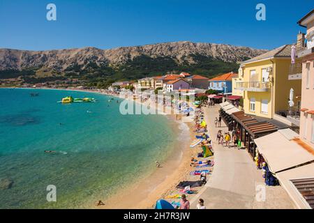 Baska, Kroatien - 4th. September 2021. Einheimische und Touristen genießen den Stadtstrand im Spätsommer in Baska, Insel Krk, in der Gespanschaft Primorje-Gorski Kotar Stockfoto