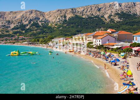 Baska, Kroatien - 4th. September 2021. Einheimische und Touristen genießen den Stadtstrand im Spätsommer in Baska, Insel Krk, in der Gespanschaft Primorje-Gorski Kotar Stockfoto