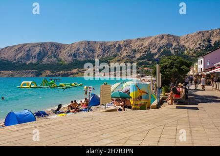Baska, Kroatien - 4th. September 2021. Einheimische und Touristen genießen den Stadtstrand im Spätsommer in Baska, Insel Krk, in der Gespanschaft Primorje-Gorski Kotar Stockfoto
