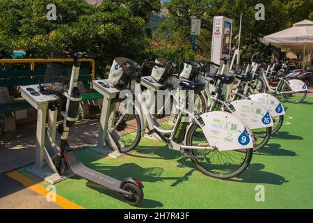 Baska, Kroatien - 4th. September 2021. Ein Bike-Share-Programm in der historischen Küstenstadt Baska auf der Insel Krk im Kreis Primorje-Gorski Kotar, Kroatien Stockfoto