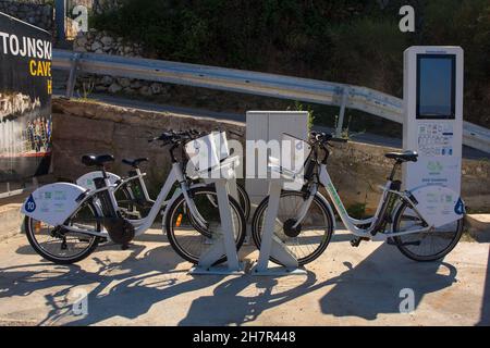 Stara Baska, Kroatien - 4th. September 2021. Ein Bike-Share-Programm in der Küstenstadt Stara Baska auf der Insel Krk in der Gespanschaft Primorje-Gorski Kotar, Kroatien Stockfoto