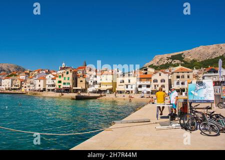 Baska, Kroatien - 4th. September 2021. Die Verkäufer von Bootsfahrten warten auf die Kunden an einer Anlegestelle in der südlichen Inselstadt Baska auf Krk im Landkreis Primorje-Gorski Kotar Stockfoto