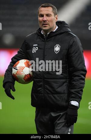 24. November 2021, Hessen, Frankfurt/Main: Trainer Brian Priske nimmt am Finaltraining von Royal Antwerp vor dem Europa-League-Spiel gegen Eintracht Frankfurt im Frankfurter Stadion Teil. Foto: Arne Dedert/dpa Stockfoto