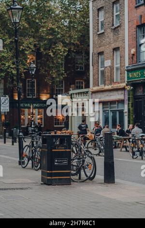 London, Großbritannien - 23. Oktober 2021: Fahrräder, die auf dem Exmouth Market, einer halbwegs verkehrsberuhigten Straße in Clerkenwell, Islington, und einem berühmten Straßenmarkt, geparkt sind. Stockfoto