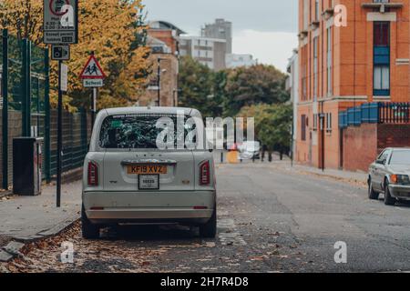 London, Vereinigtes Königreich - 31. August 2019: Elektrisches LEVC-Fahrerhaus auf einer Straße in Islington, London. Taxis und Taxis sind ein wichtiger Teil der Hauptstadt Stockfoto