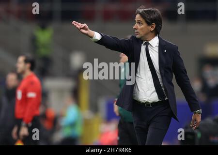 Mailand, Italien. 24th. November 2021. Giuseppe Meazza - San Siro Stadion, Mailand, Italien, 24. November 2021, Simone Inzaghi (FC Internazionale) während Inter - FC Internazionale vs Shakhtar Donetsk - UEFA Champions League Fußballspiel Credit: Live Media Publishing Group/Alamy Live News Stockfoto