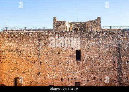 Ansicht der Verteidigungsmauern der Burg Niebla, in Huelva, Andalusien, Spanien Stockfoto