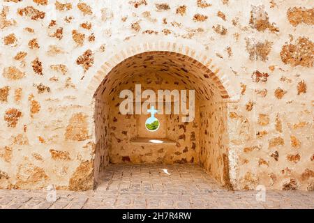 Blick auf die Wehrspalten in den Mauern der Burg Stockfoto