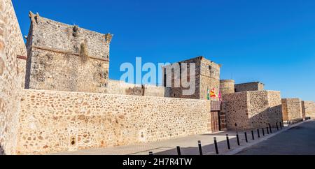 Ansicht der Verteidigungsmauern der Burg Niebla, in Huelva, Andalusien, Spanien Stockfoto