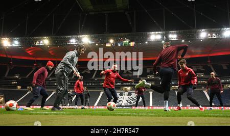 24. November 2021, Hessen, Frankfurt/Main: Die Spieler der Royal Antwerp nehmen im Vorfeld des Europa-League-Spiels gegen Eintracht Frankfurt im Frankfurter Stadion am Finaltraining Teil. Foto: Arne Dedert/dpa Stockfoto