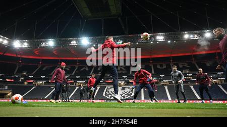 24. November 2021, Hessen, Frankfurt/Main: Die Spieler der Royal Antwerp nehmen im Vorfeld des Europa-League-Spiels gegen Eintracht Frankfurt im Frankfurter Stadion am Finaltraining Teil. Foto: Arne Dedert/dpa Stockfoto