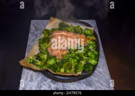 Wunderschöne Aussicht auf rosa Lachs und Brokkoli im Ofen gebacken. Gesundes Lebensmittelkonzept. Schweden. Stockfoto