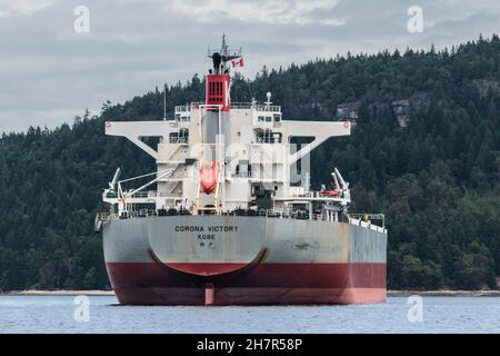 Blick aus der Nähe von einem der vielen riesigen Frachter, die auf den Gulf Islands von British Columbia vor Anker liegen, während sie darauf warten, den Hafen von Vancouver zu erreichen. Stockfoto