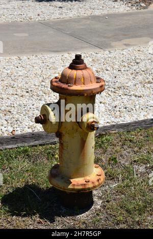 Ein alter Hydrant ist abgenutzt und verrostet. Stockfoto