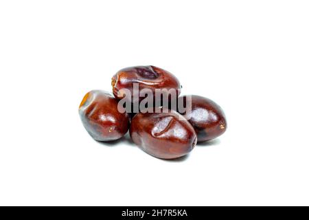 Süß getrocknete braune Datteln Haufen isoliert auf weißem Hintergrund. Stockfoto