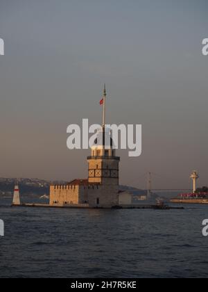 Der Maidenturm, der seit der byzantinischen Zeit des Mittelalters auch als Leanderturm bekannt ist, ist ein Turm auf einer kleinen Insel am südlichen Eingang der Bosporus-Meerenge, 200 m von der Küste von Üsküdar in Istanbul, Türkei. Stockfoto