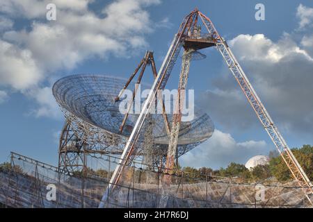 Streuradar-Installation am mit Haystack Observatory in Massachusetts. Nach oben gerichtete Antenne und Radarschale werden verwendet, um die Ionosphäre zu studieren. Stockfoto