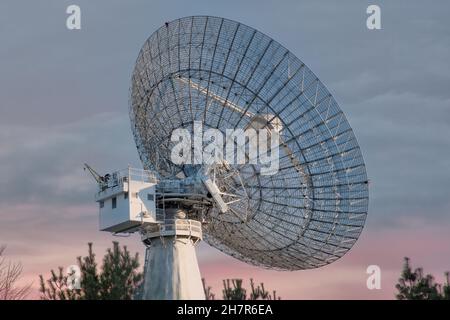 Long-Range Tracking Radar am mit Haystack Observatory in Massachusetts. Die lenkbare Schale dient zur Verfolgung von Satelliten und Objekten im Weltraum. Stockfoto