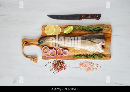 Frischer, entkettierter und kopfloser Kabeljau-Korpus auf Holzschneidebrett Stockfoto