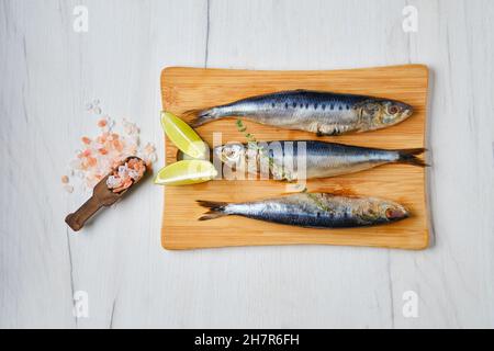 Blick von oben auf den frischen, entkutteten Geruch auf dem Holzschneidebrett Stockfoto