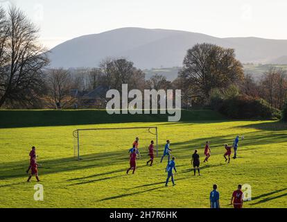 Sonntagnachmittag Amateurfußball auf dem Crichton Campus, Dumfries, Schottland, mit Criffel in der Ferne. Stockfoto